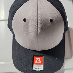 Richardson Two-Tone Flexfit Cap - Black & Gray